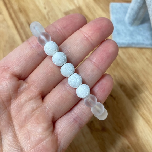 Handmade white lava rock bracelet with clear glass beads - Picture 2 of 4